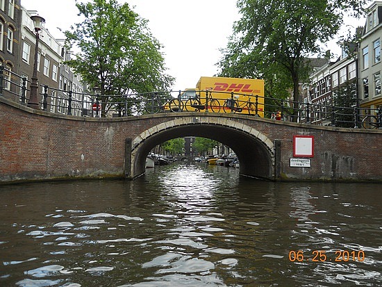 1.1277455489.bridges-across-the-canals-of-amsterdam
